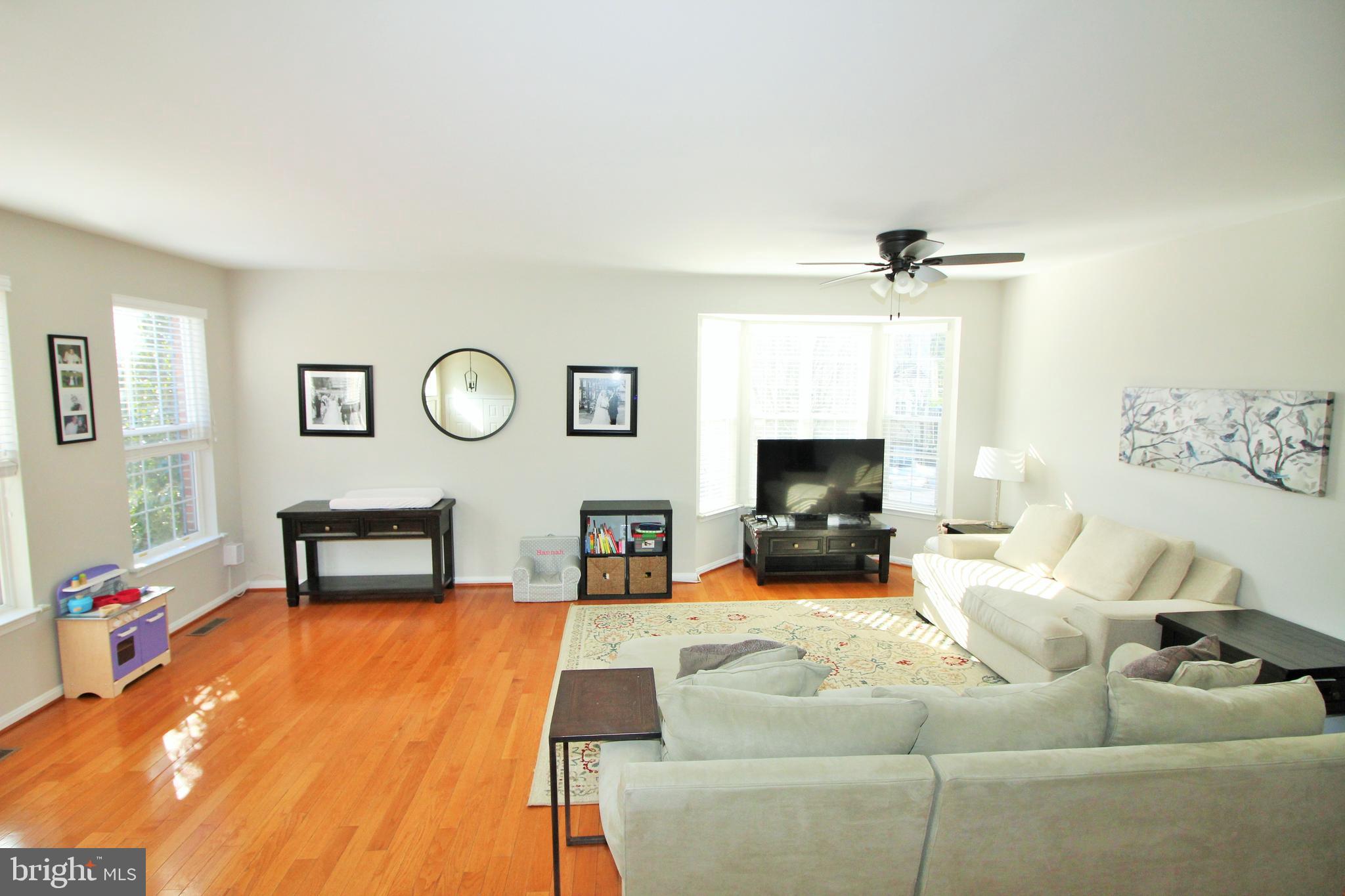 2816 Roesh Way Vienna, VA 22181 - Photo 3 of 32 Main level living/dining