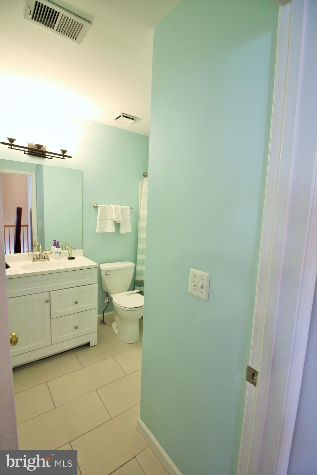 2816 Roesh Way Vienna, VA 22181 - Photo 21 of 32 Upstairs hall bath