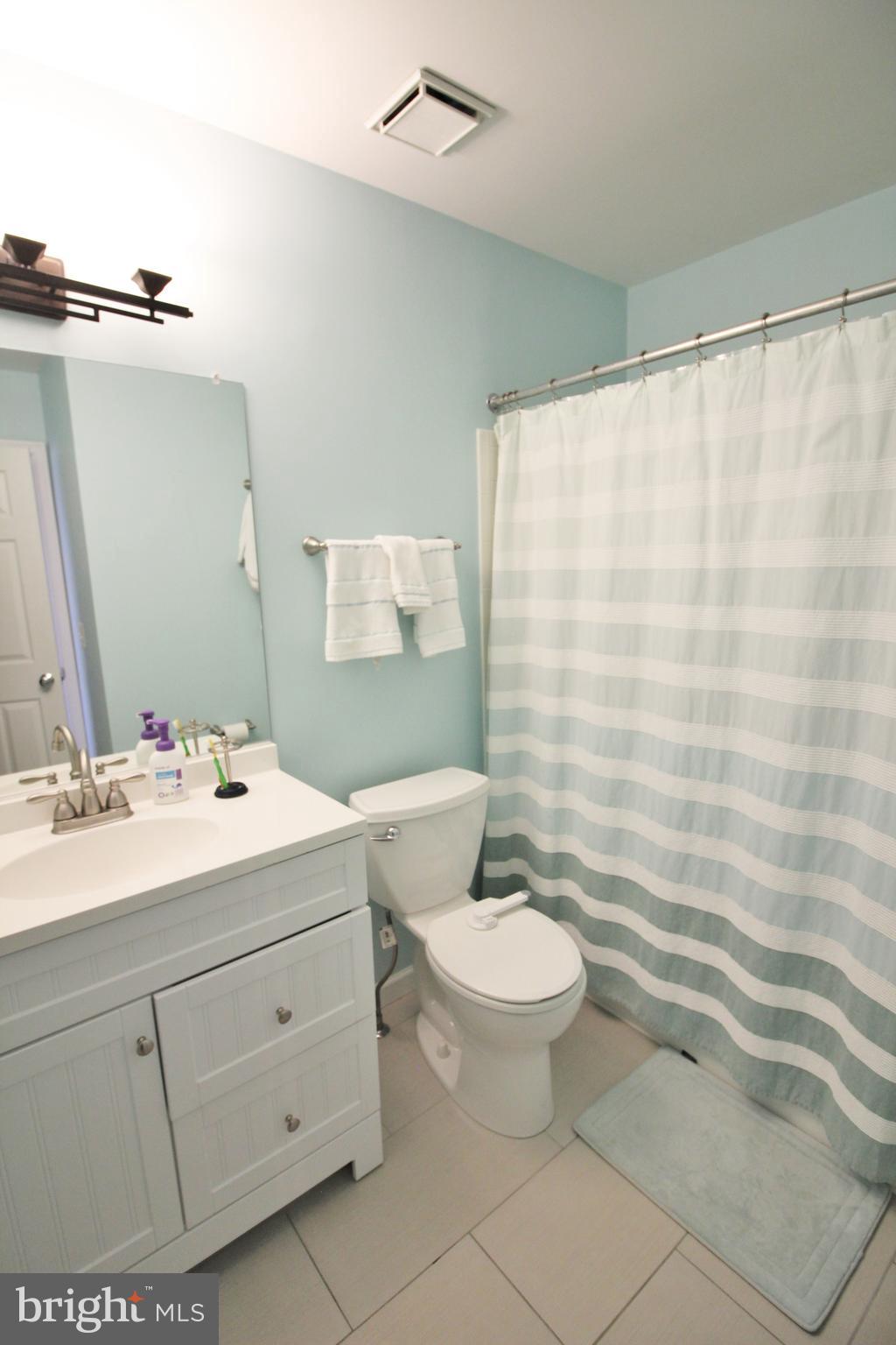 2816 Roesh Way Vienna, VA 22181 - Photo 22 of 32 Upstairs hall bath