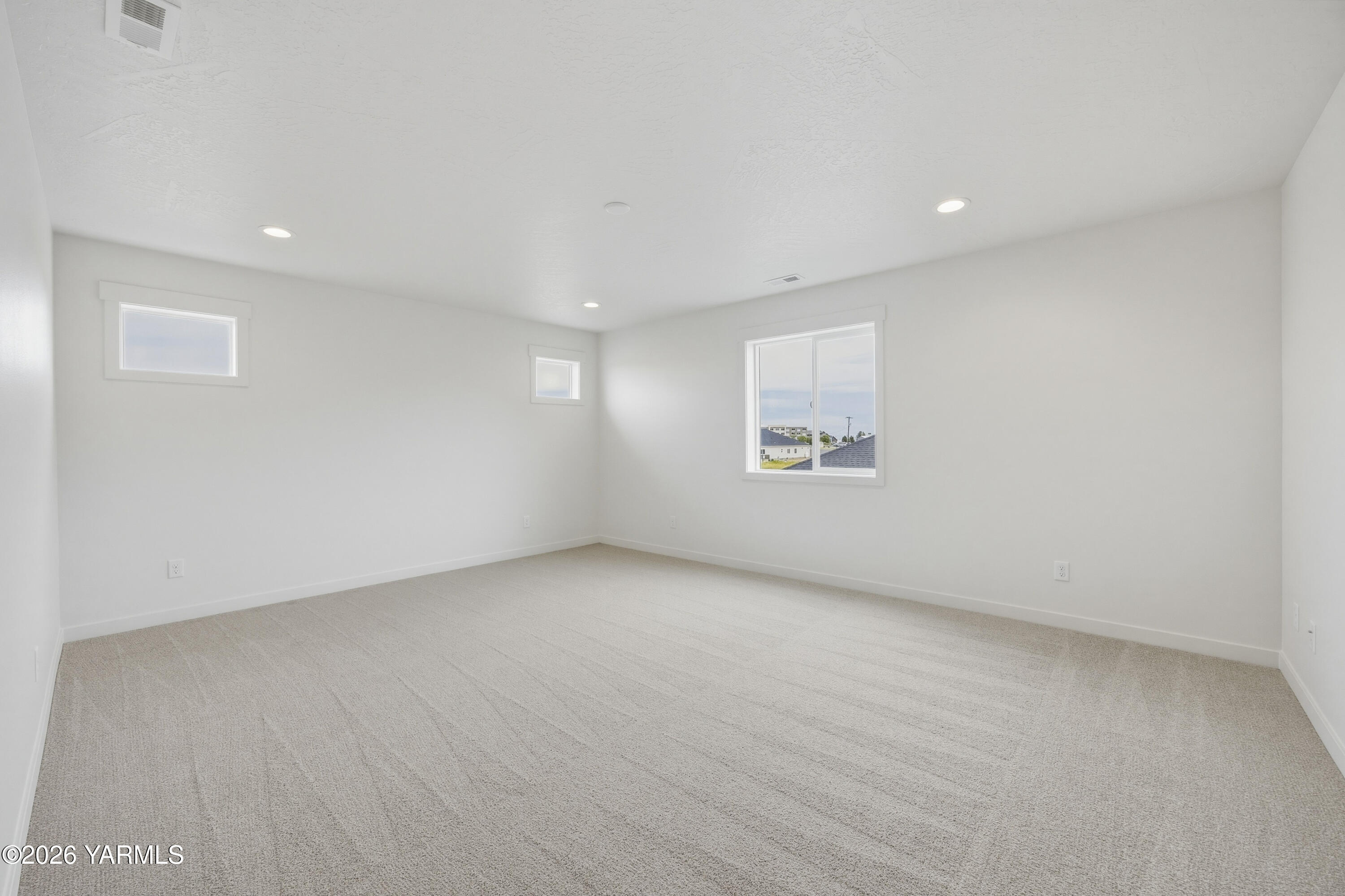 215 Packer Street Prosser, WA 99350 - Photo 27 of 45 an empty room with a window
