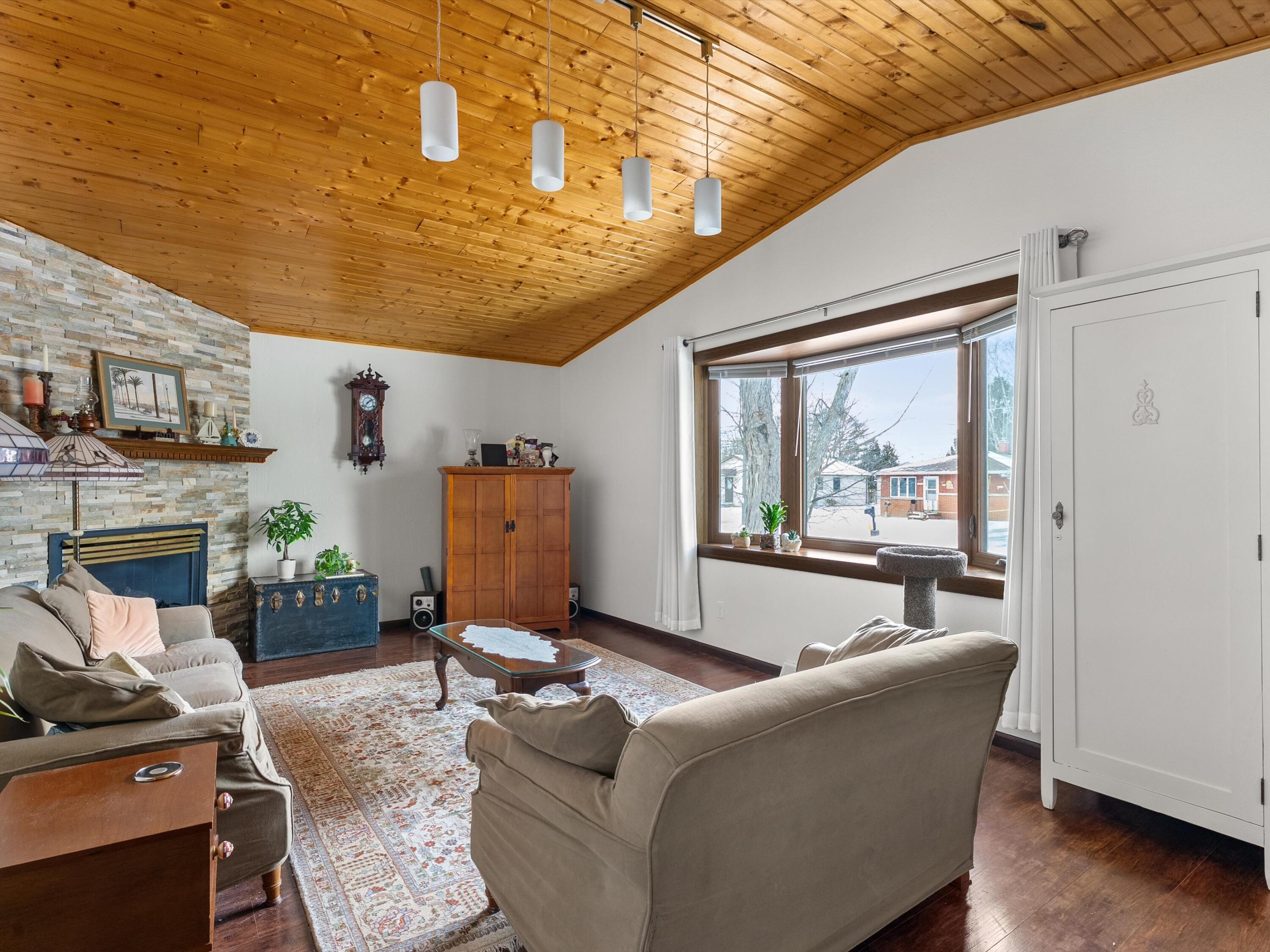 1209 East Thomas Street Manitowoc, WI 54220 - Photo 8 of 29 08-008_2756462_09853