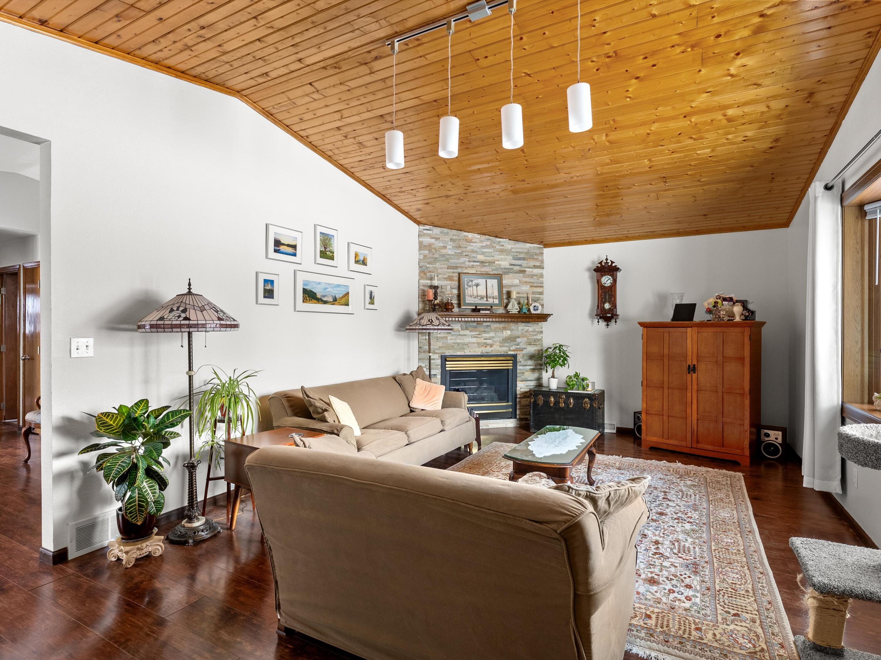 1209 East Thomas Street Manitowoc, WI 54220 - Photo 9 of 29 09-009_2756462_09856