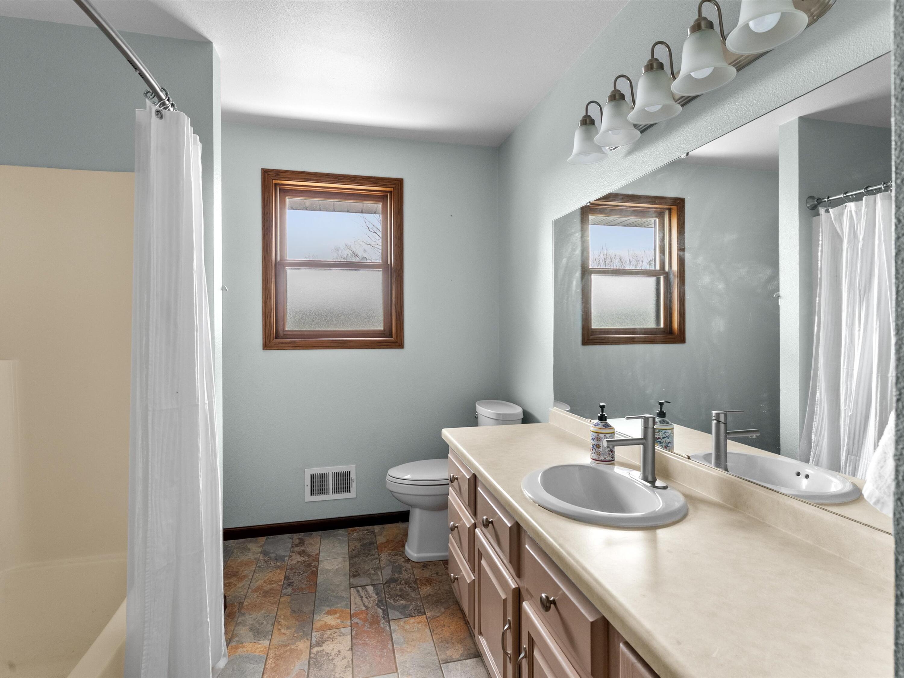 1209 East Thomas Street Manitowoc, WI 54220 - Photo 16 of 29 12-012_2756462_09865