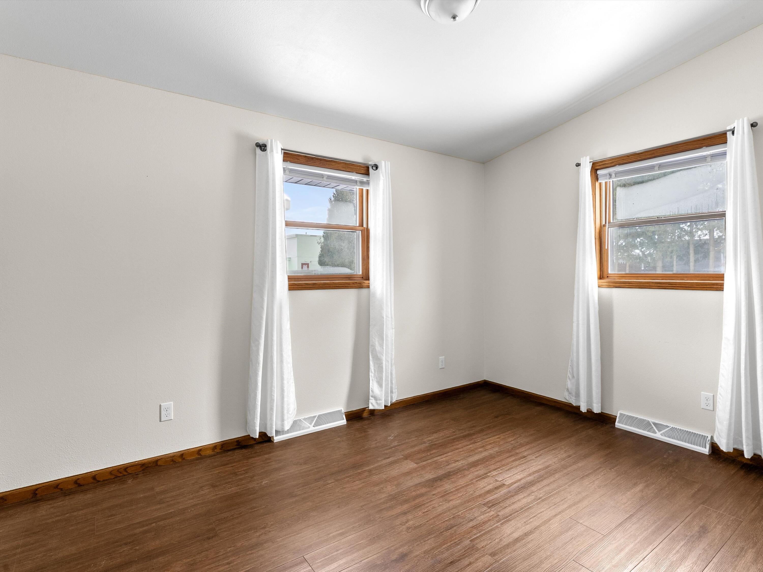 1209 East Thomas Street Manitowoc, WI 54220 - Photo 17 of 29 13-013_2756462_09868