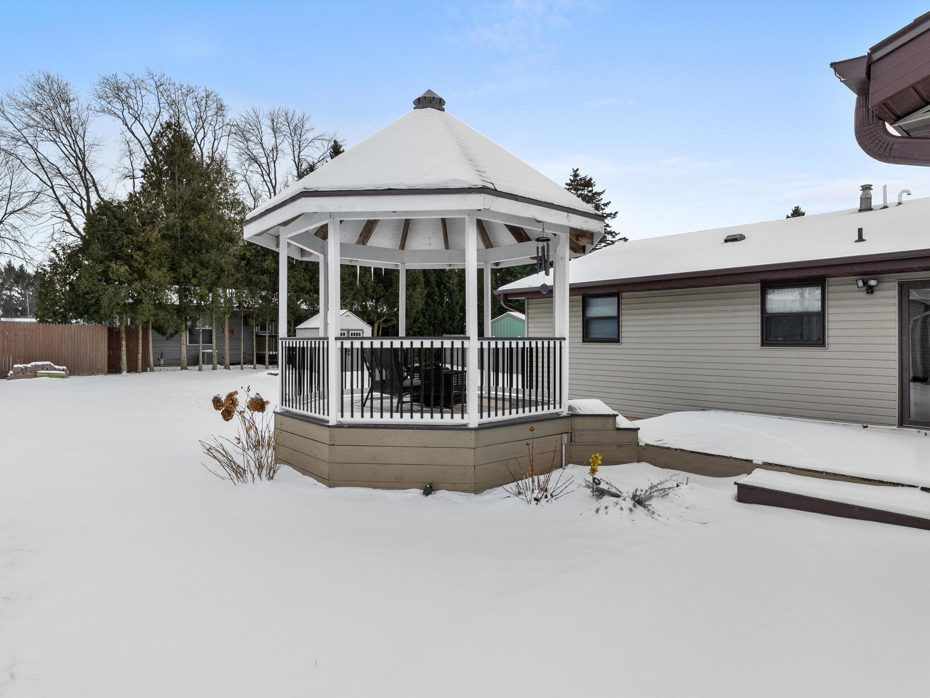 1209 East Thomas Street Manitowoc, WI 54220 - Photo 3 of 29 03-003_2756462_09846