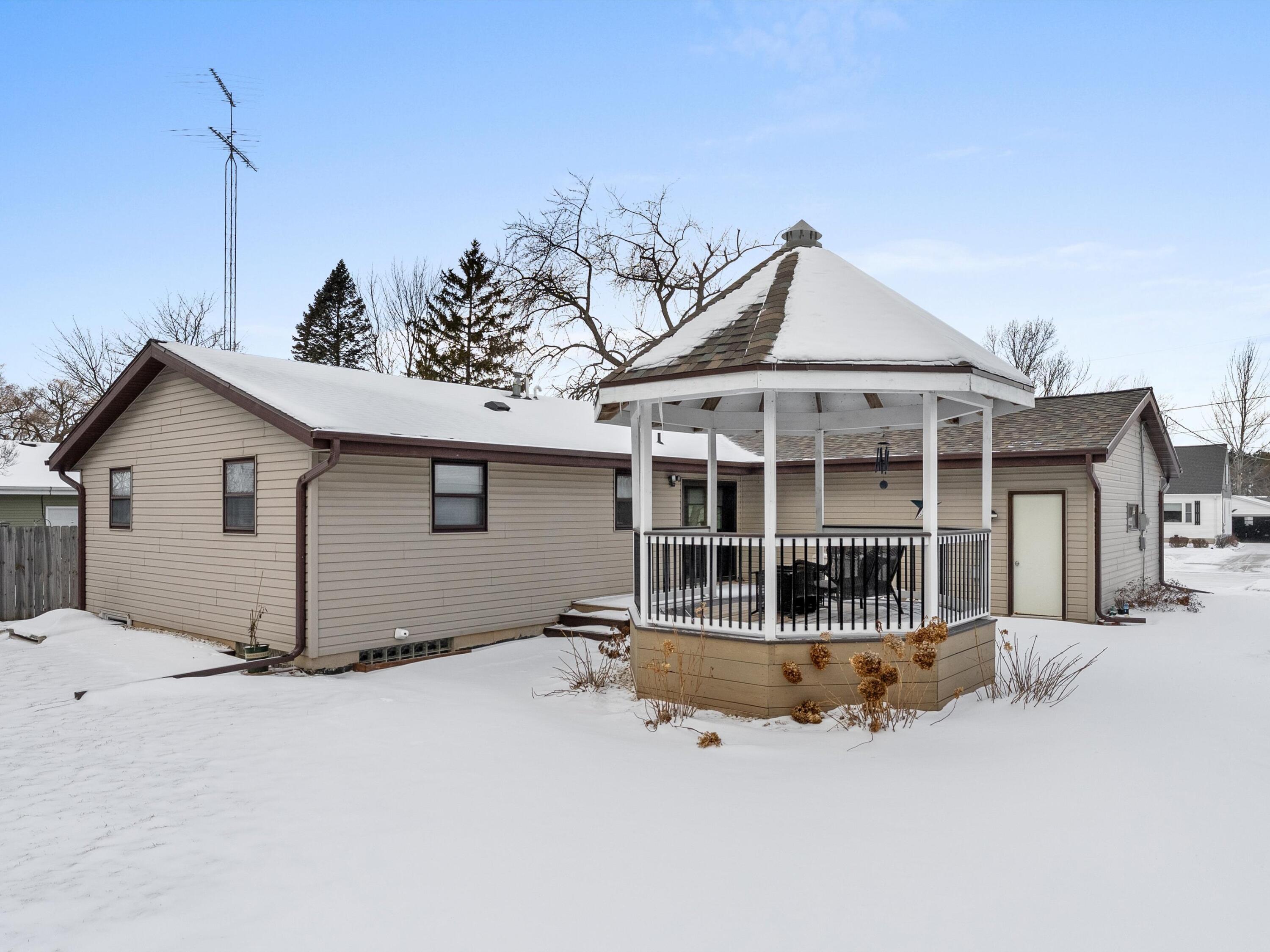 1209 East Thomas Street Manitowoc, WI 54220 - Photo 4 of 29 04-004_2756462_09847