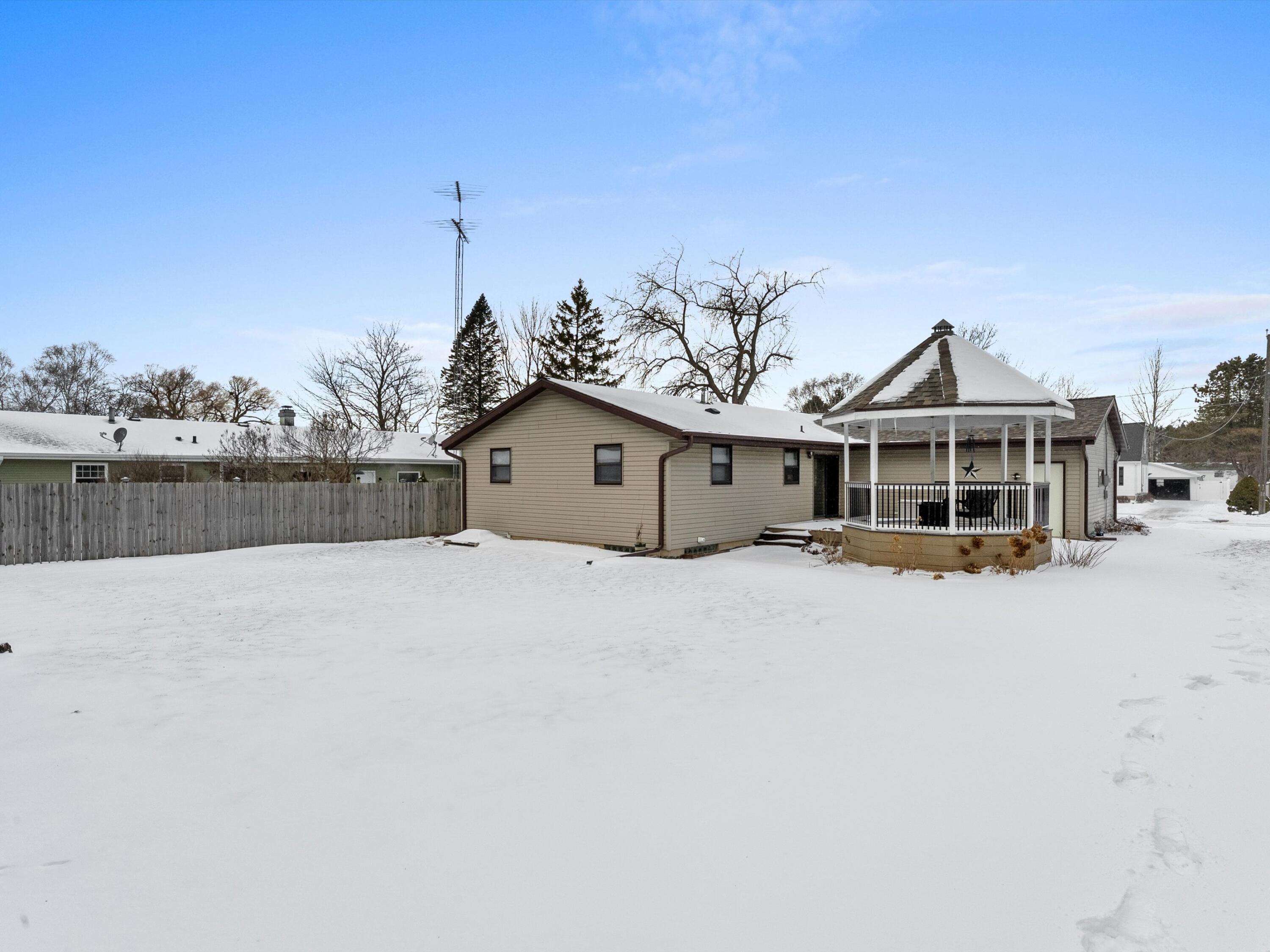 1209 East Thomas Street Manitowoc, WI 54220 - Photo 5 of 29 05-005_2756462_09848