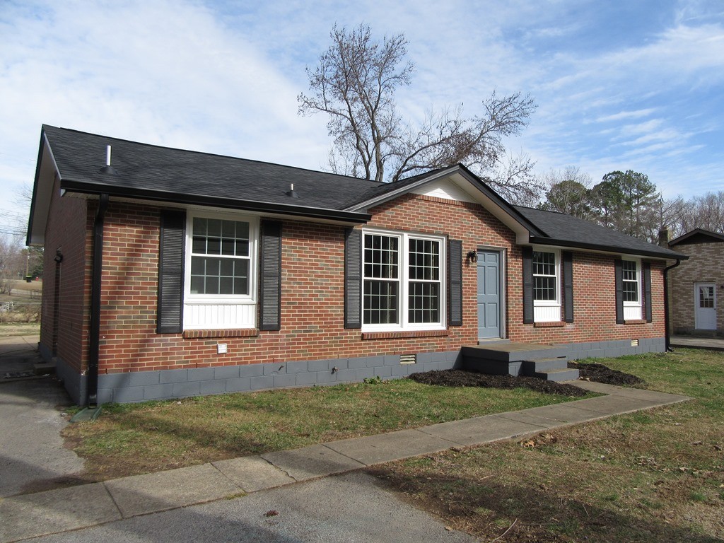 569 Lafayette Road Clarksville, TN 37042 - Photo 2 of 25 a front view of a house with garden