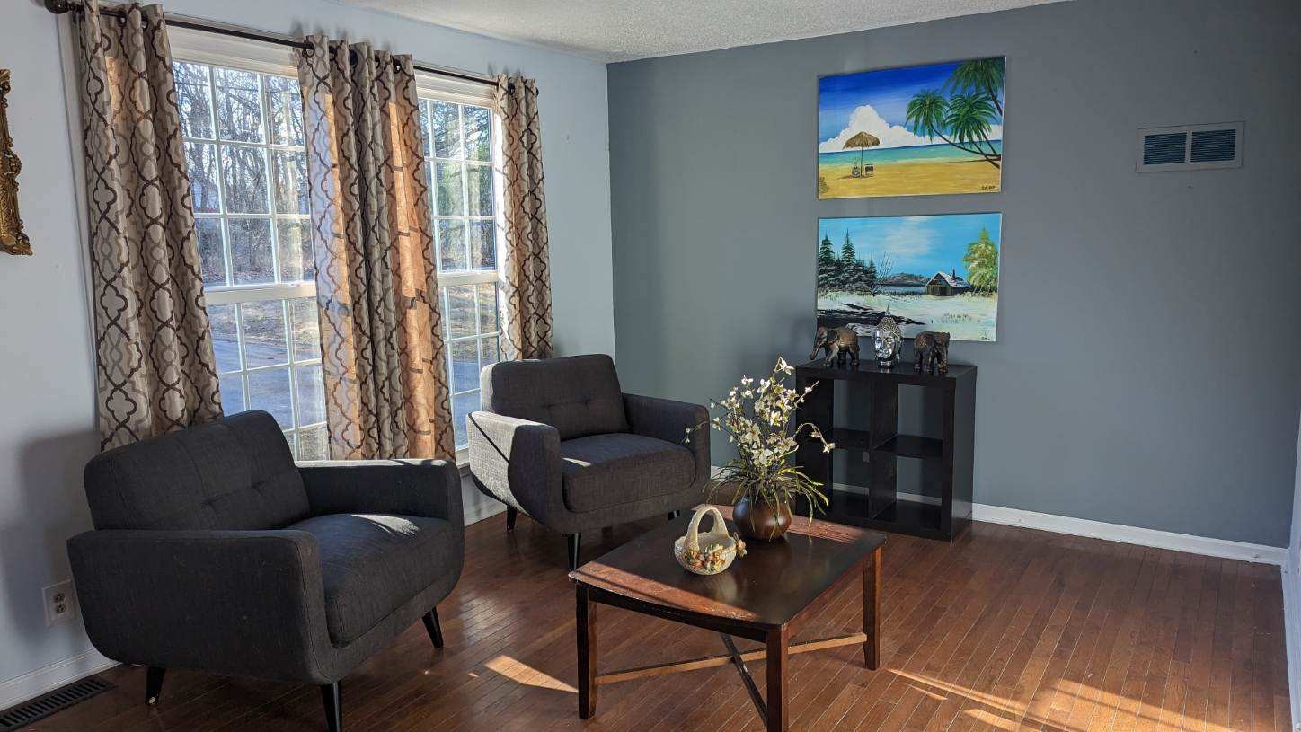 569 Lafayette Road Clarksville, TN 37042 - Photo 4 of 25 a living room with furniture and a window
