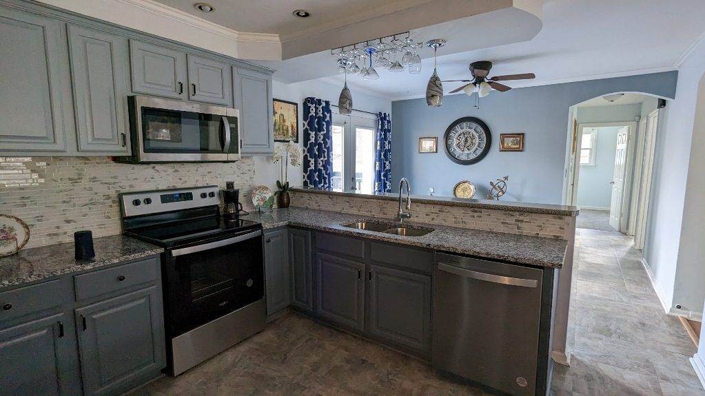 569 Lafayette Road Clarksville, TN 37042 - Photo 8 of 25 a kitchen with granite countertop a stove and a microwave