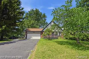 $295,000 | 2441 Amelia Drive, Highland, MI 48356