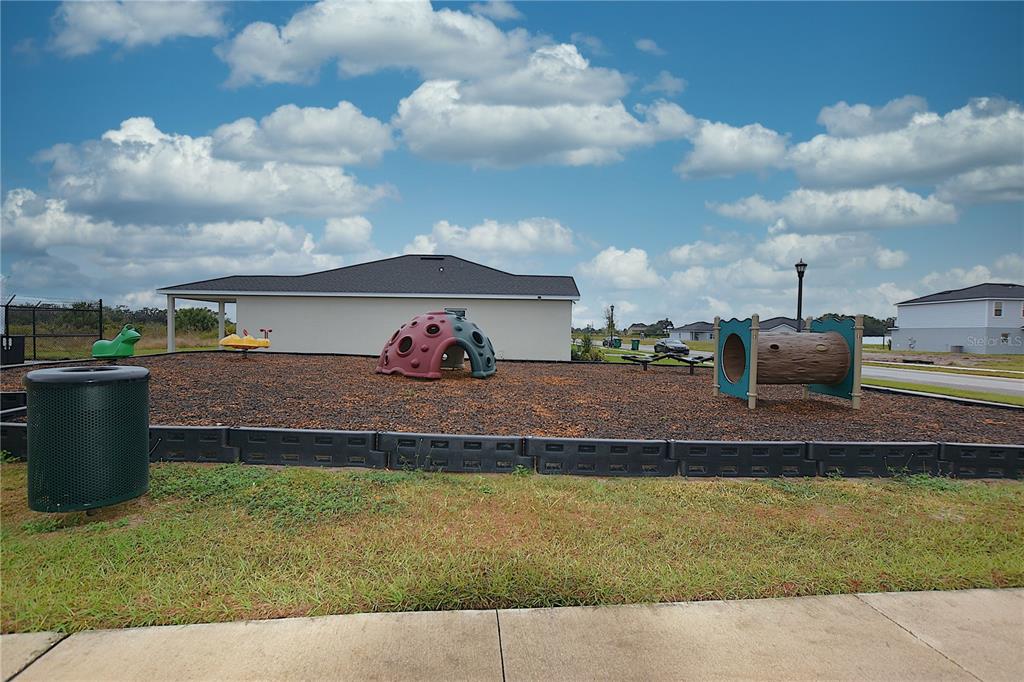 622 Manchester Path Dundee, FL 33838 - Photo 44 of 46 a front view of a house with a garden