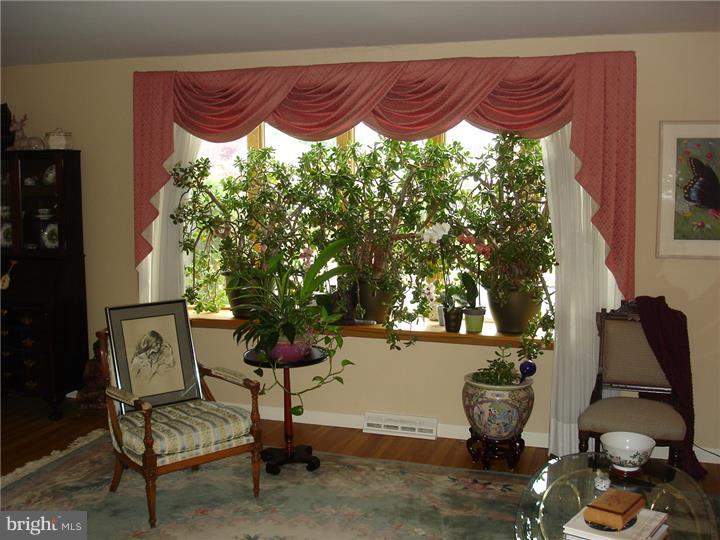 1131 Bloomdale Road Philadelphia, PA 19115 - Photo 18 of 23 Living Room