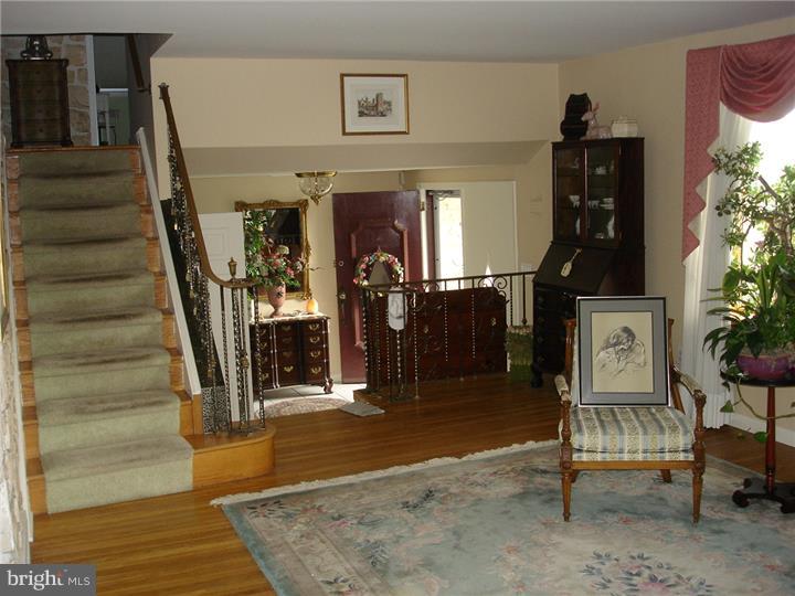 1131 Bloomdale Road Philadelphia, PA 19115 - Photo 20 of 23 Living Room