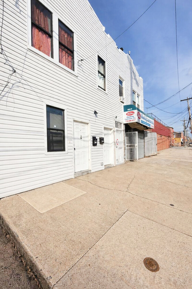 10209 Glenwood Road Brooklyn, NY 11236 - Photo 3 of 7 a view of a terrace with residential house