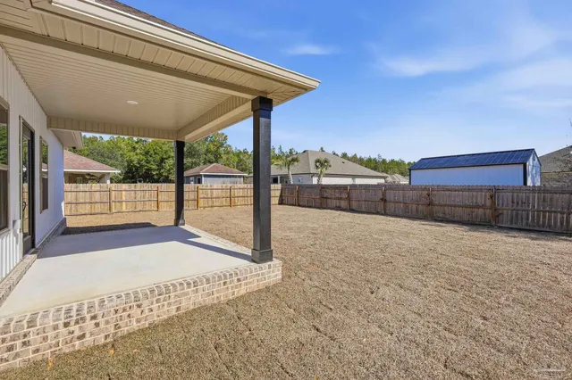 a view of a backyard