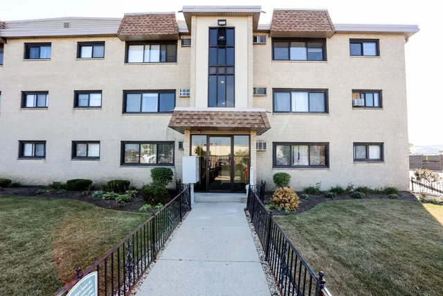 $1,650 | 9629 Brandy Court, Unit 10, Des Plaines, IL 60016