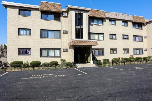 $1,650 | 9629 Brandy Court, Unit 10, Des Plaines, IL 60016