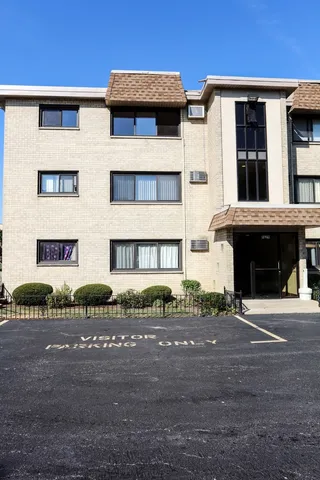$1,650 | 9629 Brandy Court, Unit 10, Des Plaines, IL 60016