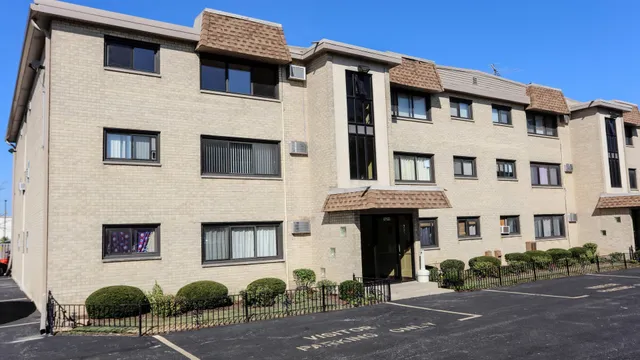 $1,650 | 9629 Brandy Court, Unit 10, Des Plaines, IL 60016