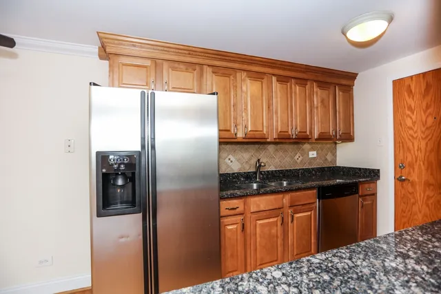 $1,650 | 9629 Brandy Court, Unit 10, Des Plaines, IL 60016