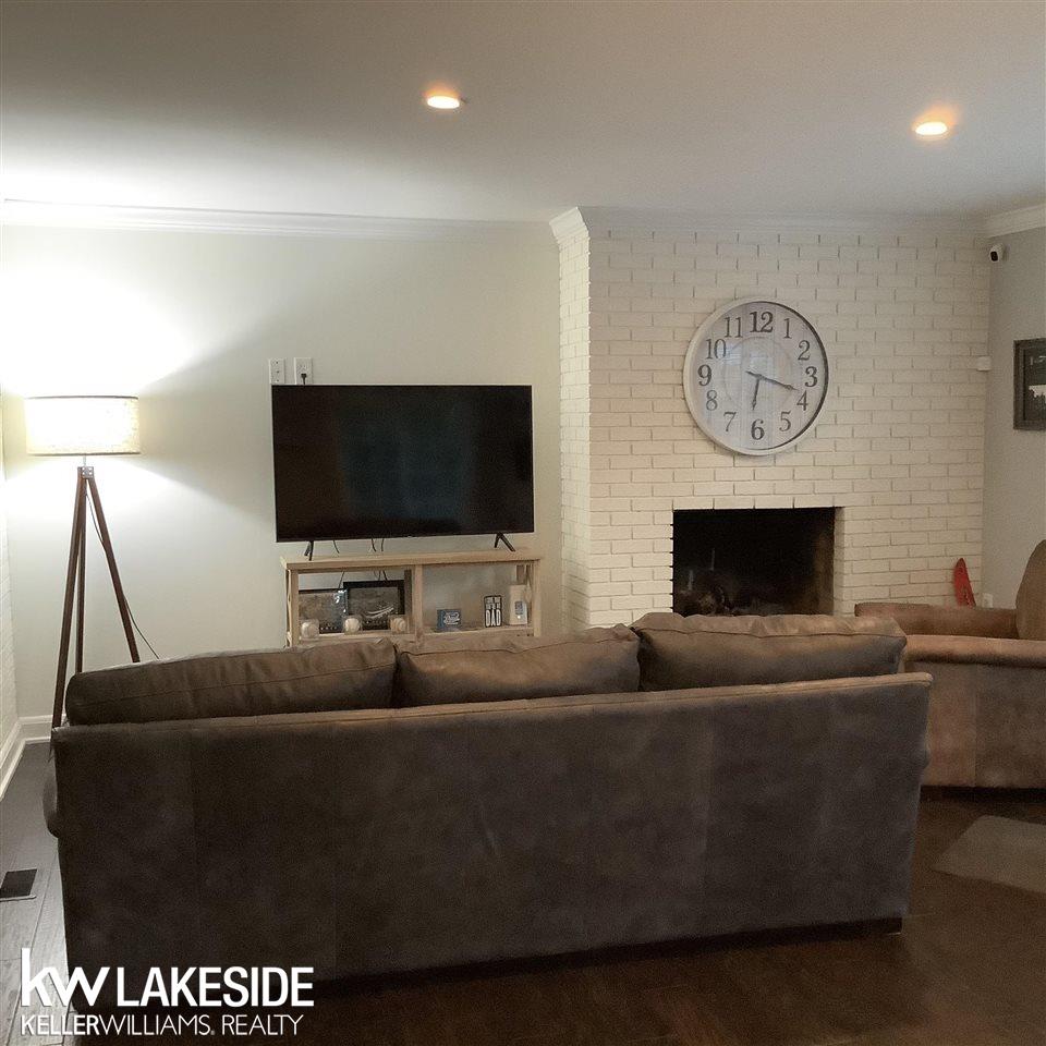 275 Lothrop Road Grosse Pointe, MI 48236 - Photo 19 of 30 50064150-18.JPG