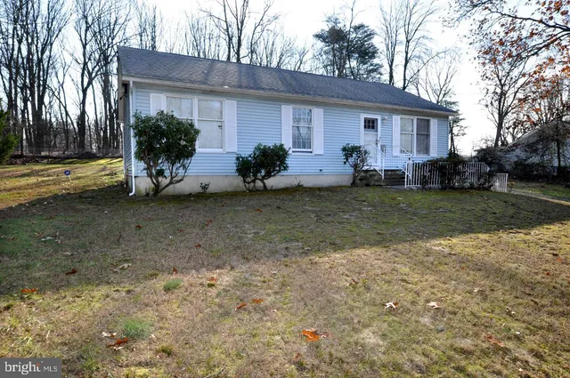 a view of a house with backyard