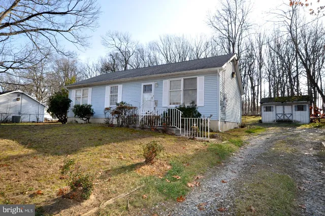 a view of a house with back yard