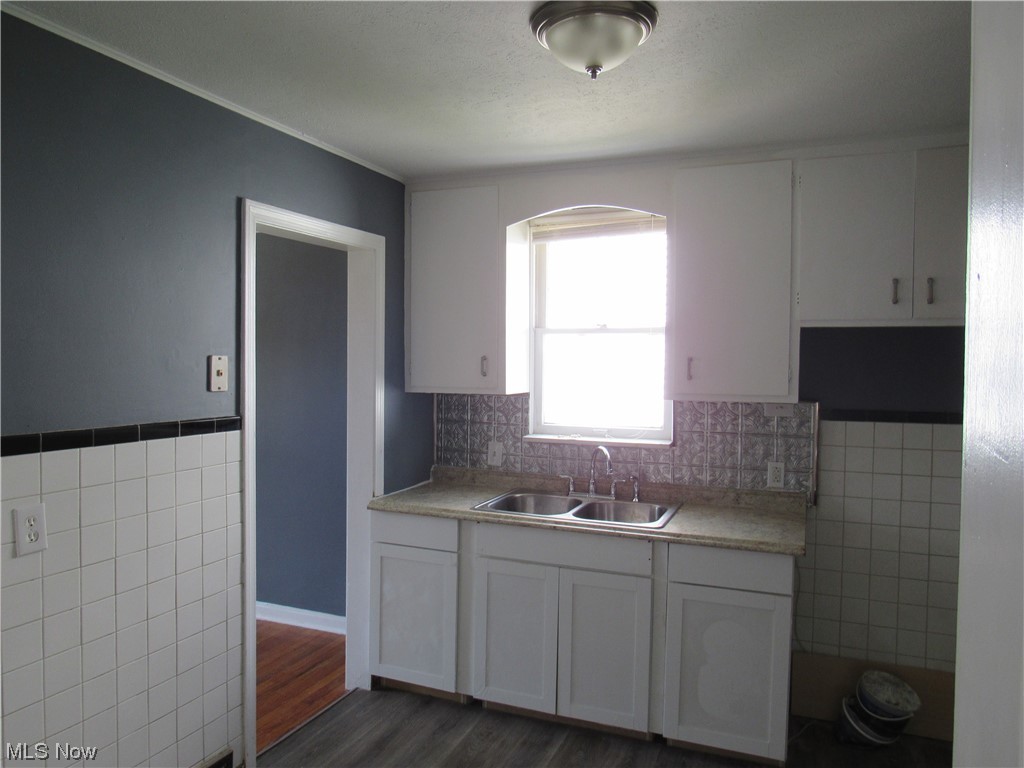 1901 Staunton Road Cleveland, OH 44118 - Photo 9 of 27 kitchen