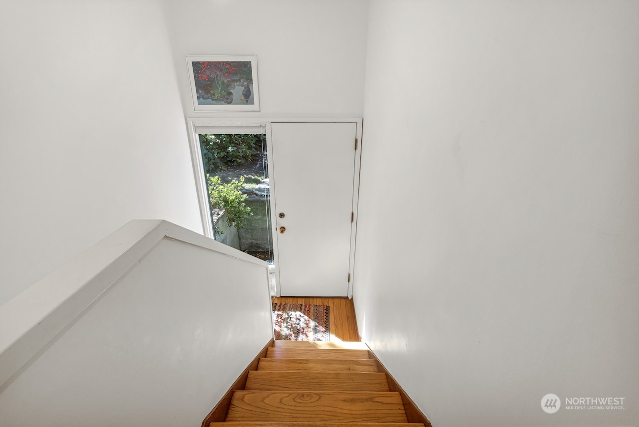 234 Middlefield Road Bellingham, WA 98225 - Photo 28 of 36 a view of a hallway with windows