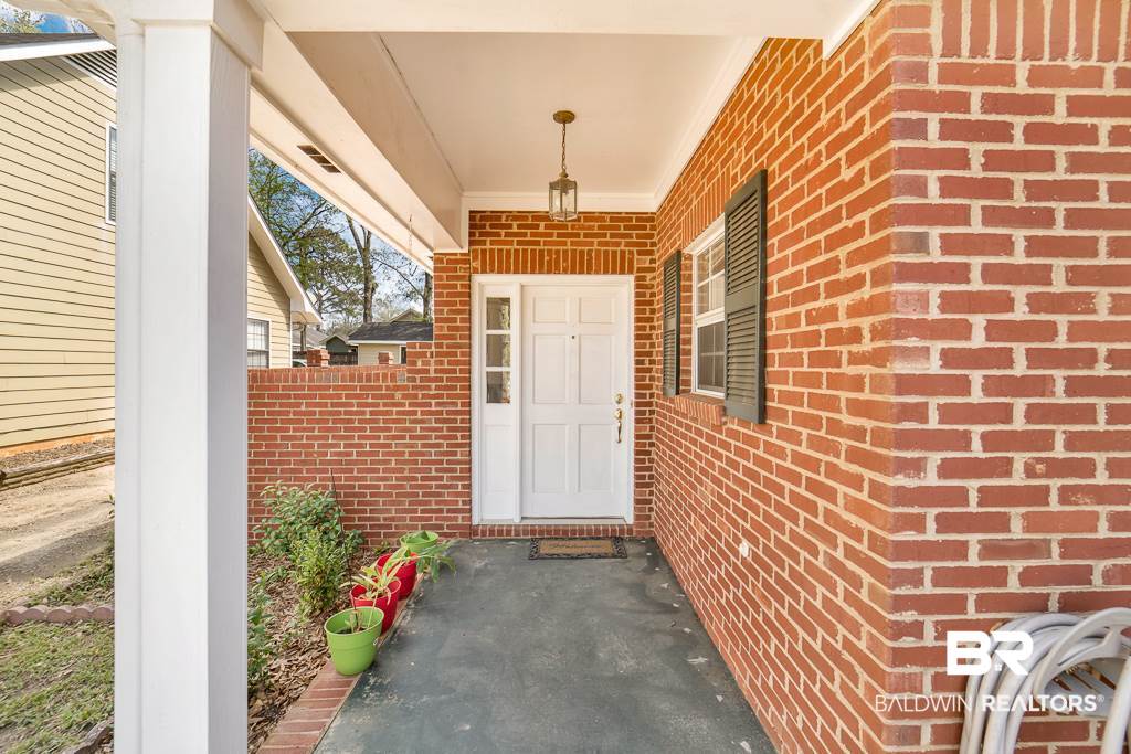 911 Wildwood Avenue Mobile, AL 36609 - Photo 2 of 23