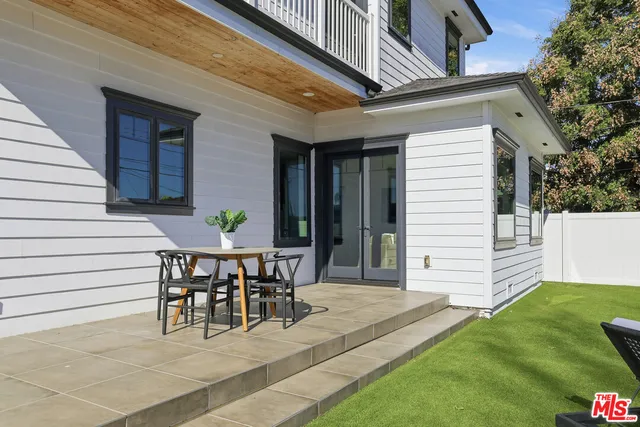 a picture of a wall with a white wall and white walls