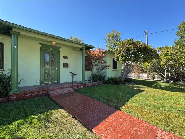 a view of a house with a yard