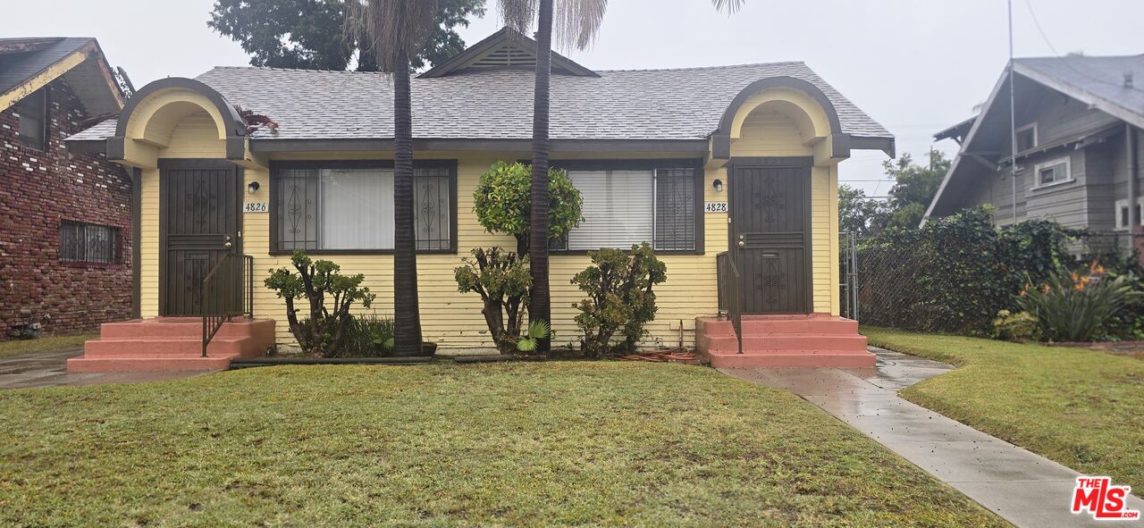 4828 3rd Avenue Los Angeles, CA 90043 - Photo 2 of 15 a front view of a house with garden