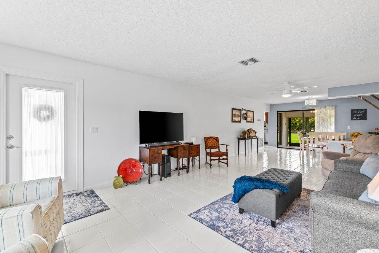 4260 Mango Tree Court, Unit B Boynton Beach, FL 33436 - Photo 4 of 35 Living Room