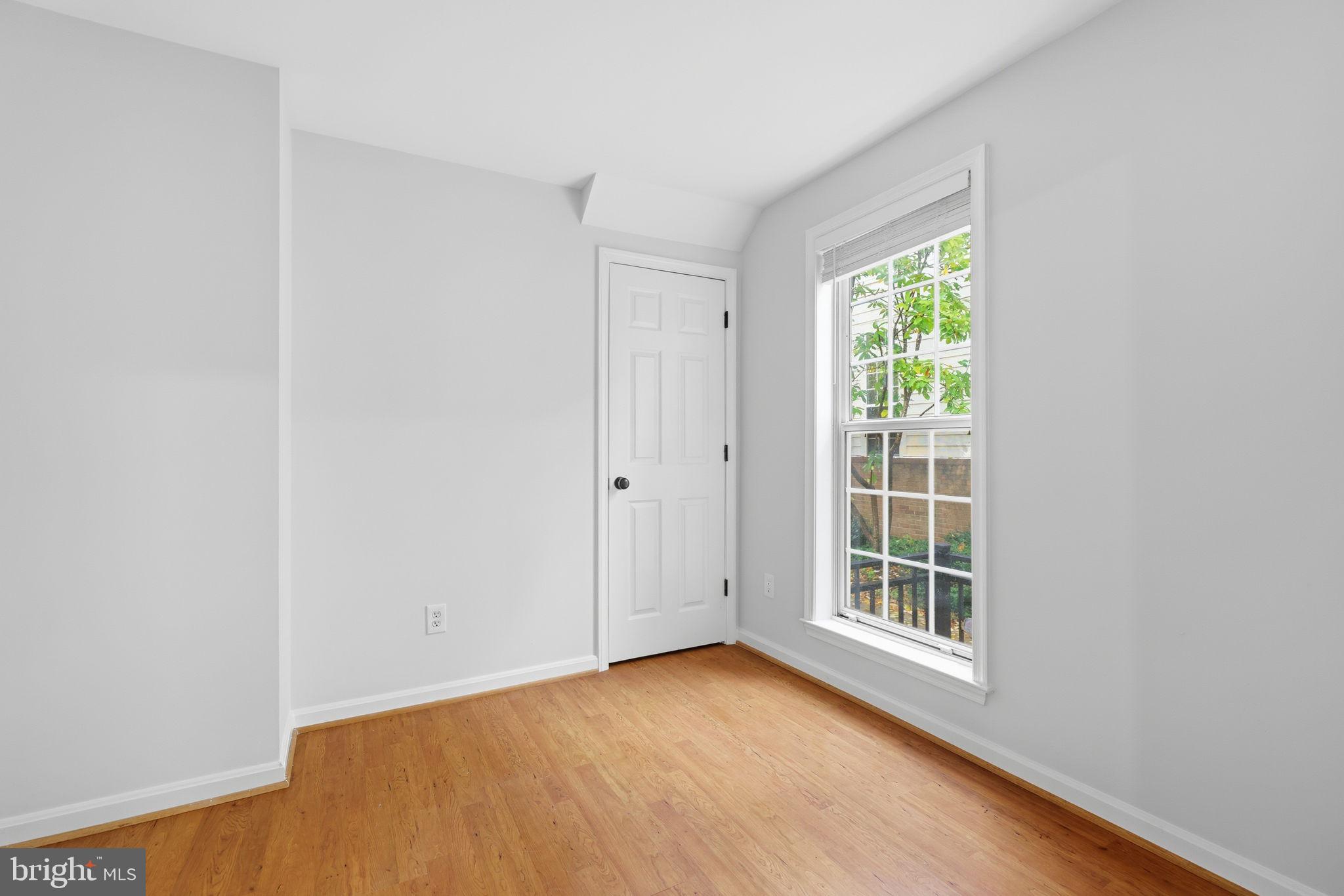 1340 Garden Wall Circle, Unit 502 Reston, VA 20194 - Photo 8 of 32 an empty room with windows