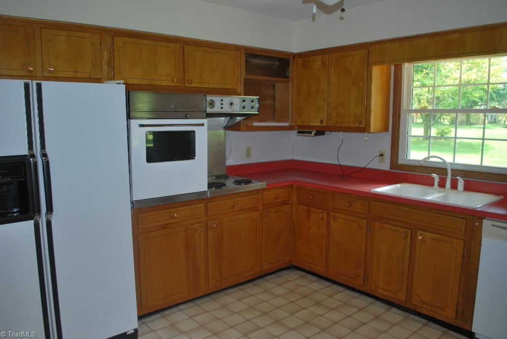 412 Summit Road High Point, NC 27265 - Photo 2 of 10 Kitchen