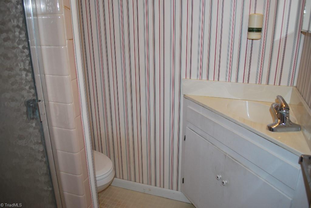 412 Summit Road High Point, NC 27265 - Photo 7 of 10 Bathroom off master bedroom.
