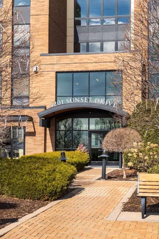 $805,000 | 4201 Sunset Drive, Unit N220, Spring Park, MN 55384