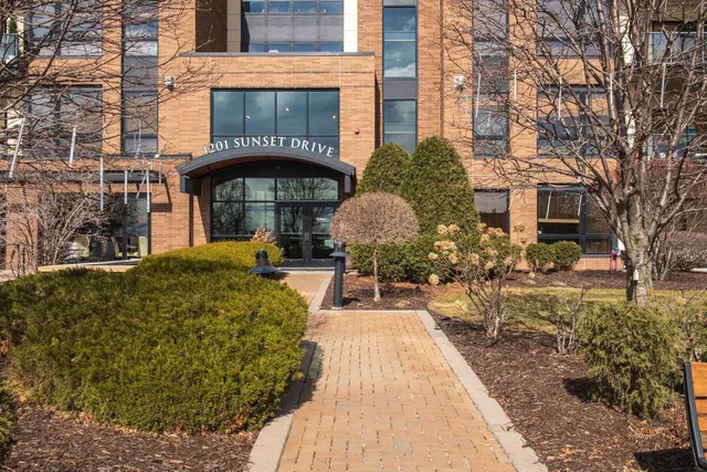 $805,000 | 4201 Sunset Drive, Unit N220, Spring Park, MN 55384