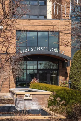 $805,000 | 4201 Sunset Drive, Unit N220, Spring Park, MN 55384