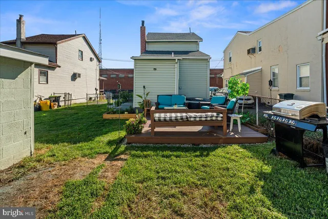 a view of a house with backyard