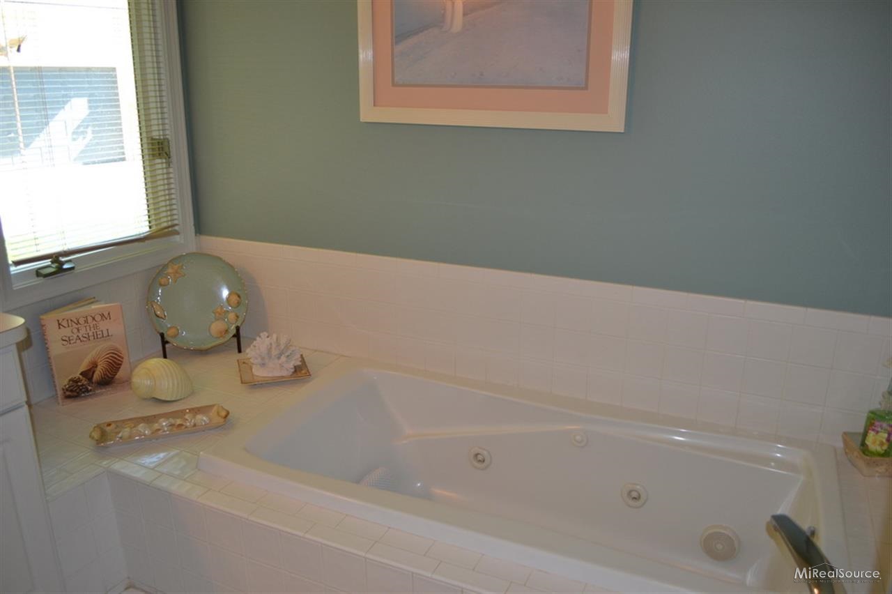 1034 Bluebird Drive Rochester, MI 48307 - Photo 14 of 26 31162293-13.JPG