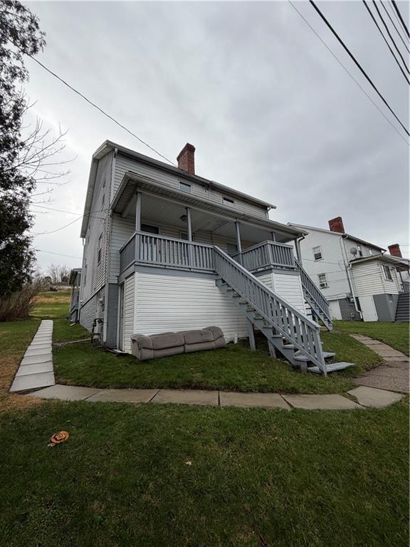 a view of a house with a yard