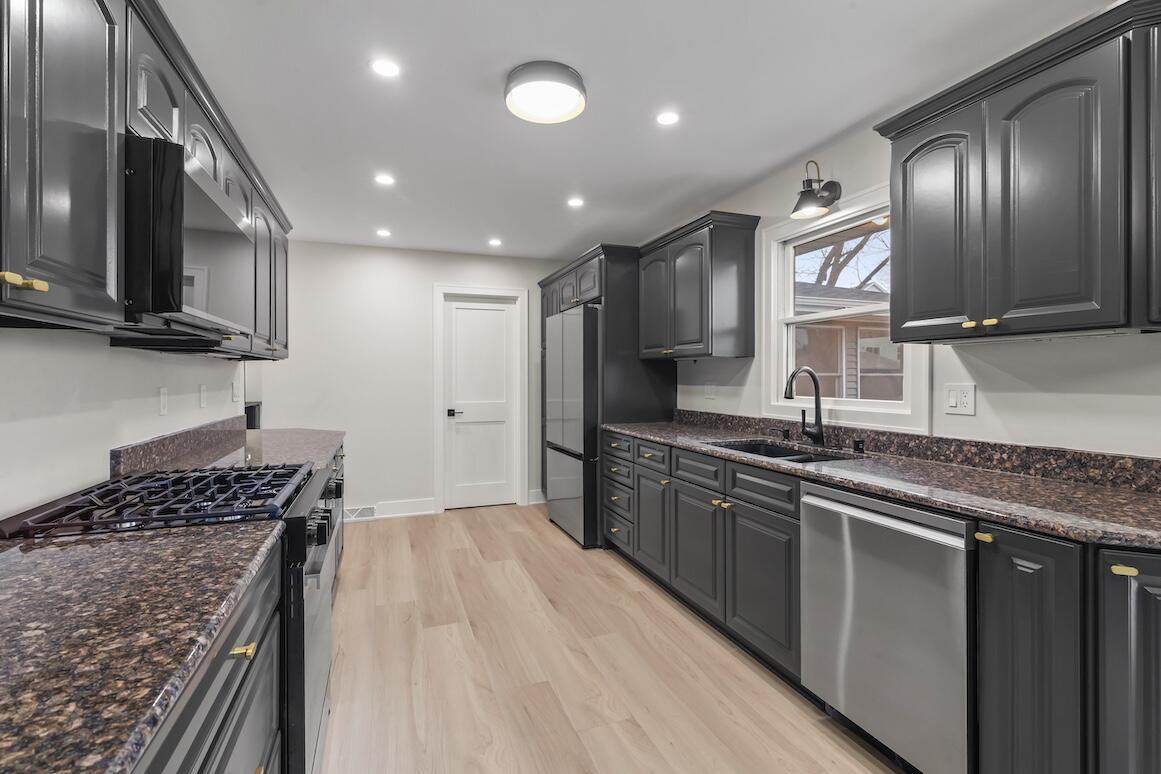 N56W36792 Cherokee Road Oconomowoc, WI 53066 - Photo 14 of 45 N56W36792 Cherokee Rd 32