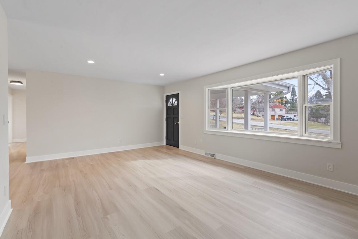 N56W36792 Cherokee Road Oconomowoc, WI 53066 - Photo 9 of 45 N56W36792 Cherokee Rd 27