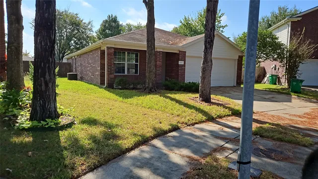 a view of a house with backyard front of house