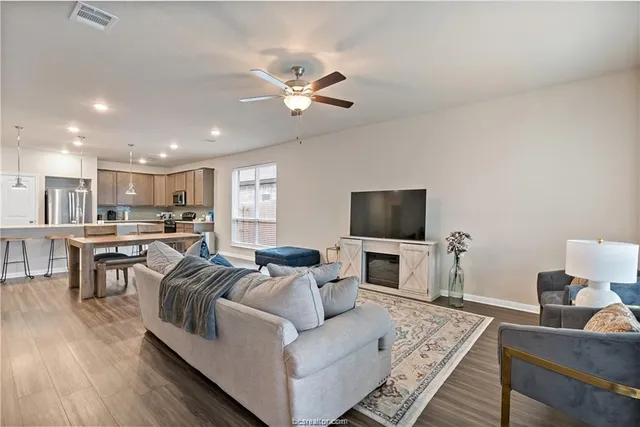 $2,600 | 6221 Southern Cross Drive, College Station, TX 77845