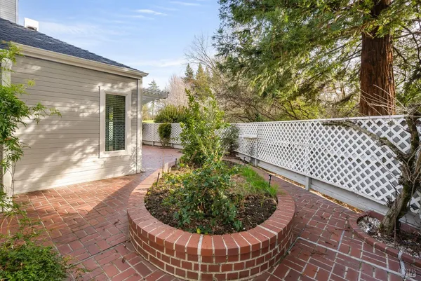 $690,000 | 2322 Lakeview Drive, Santa Rosa, CA 95405