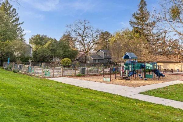 $690,000 | 2322 Lakeview Drive, Santa Rosa, CA 95405